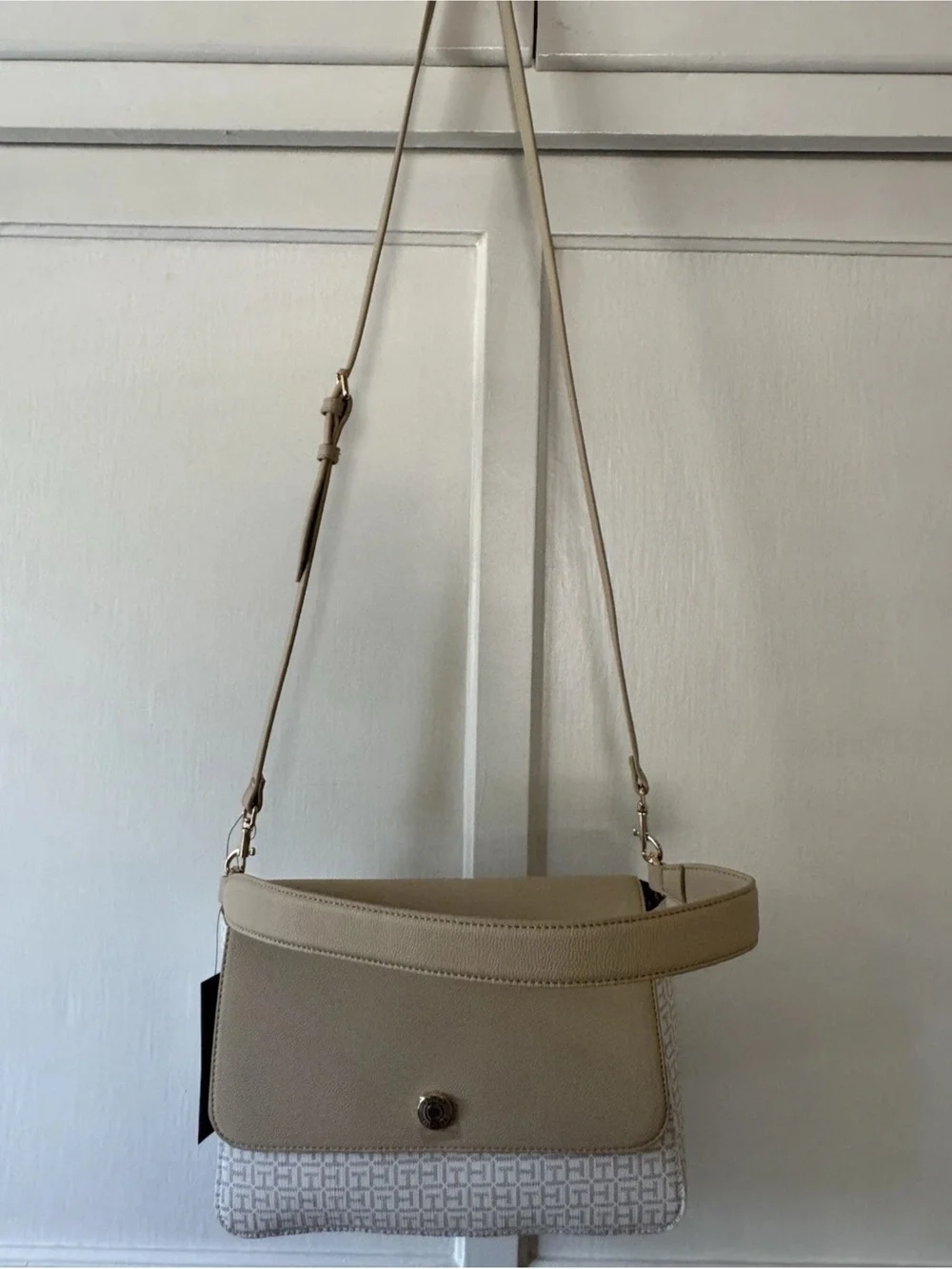 Tommy Hilfiger Women's Beige Two-Tone Crossbody Shoulder Bag